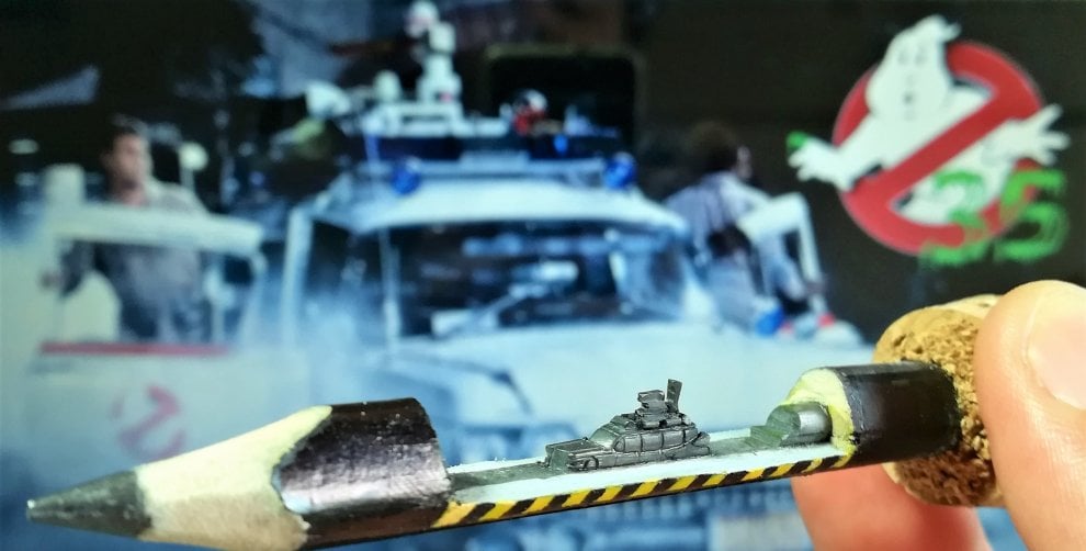 Ecto1 dei Ghostbusters scolpita sulla mina di matita